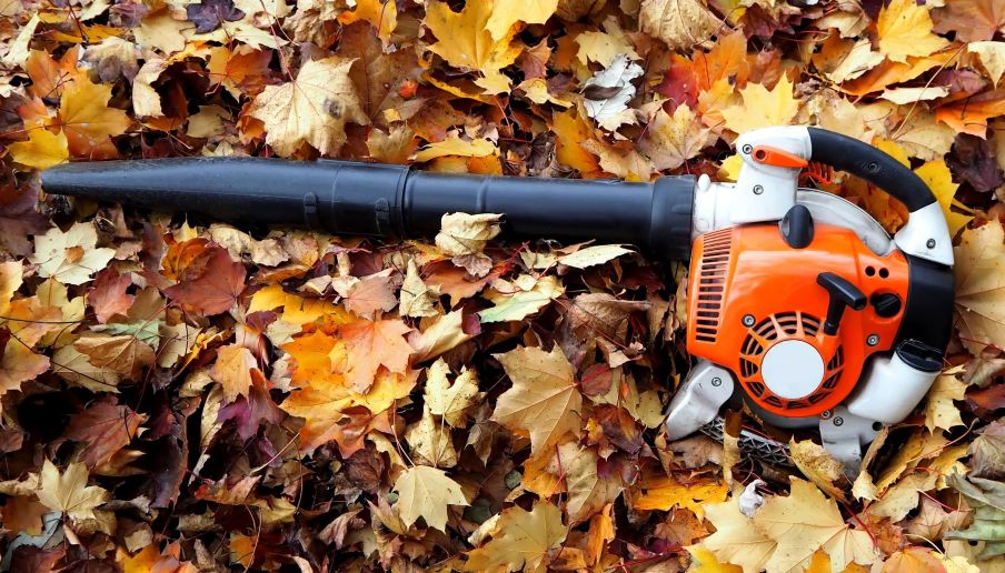 autumn cleaning and storage of garden tools 4
