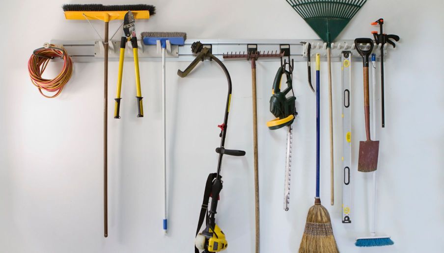 autumn cleaning and storage of garden tools 1