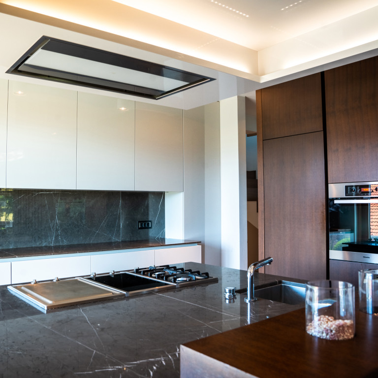 Tesnjenje in pritrjevanje v kuhinji