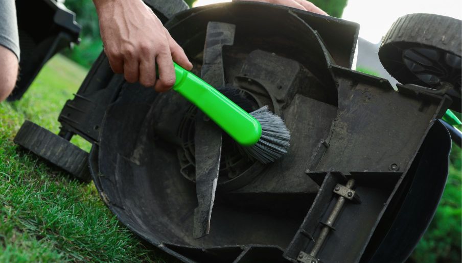 autumn cleaning and storage of garden tools 2